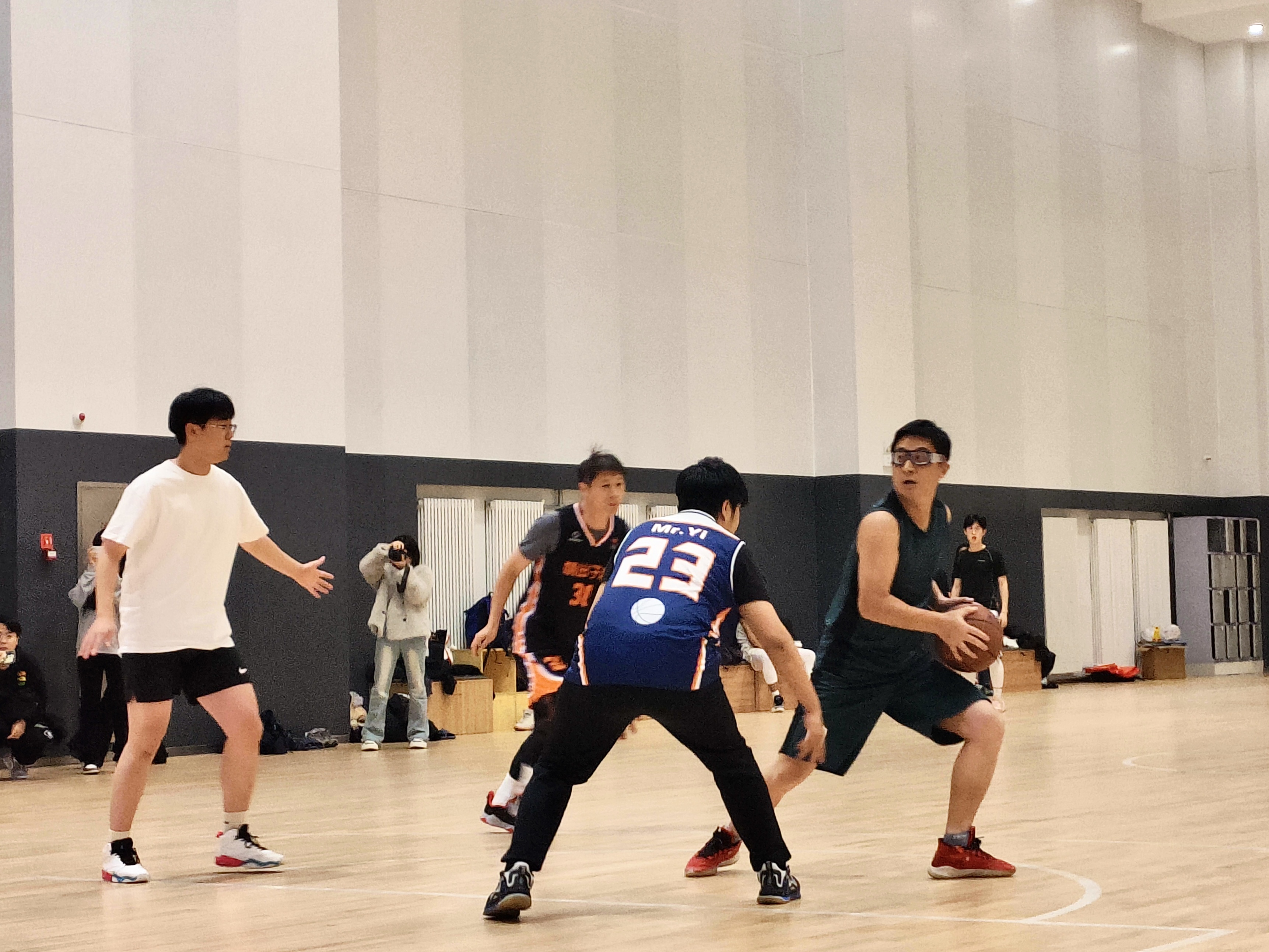 爱游戏-球员们展现出高超的篮球运球技术