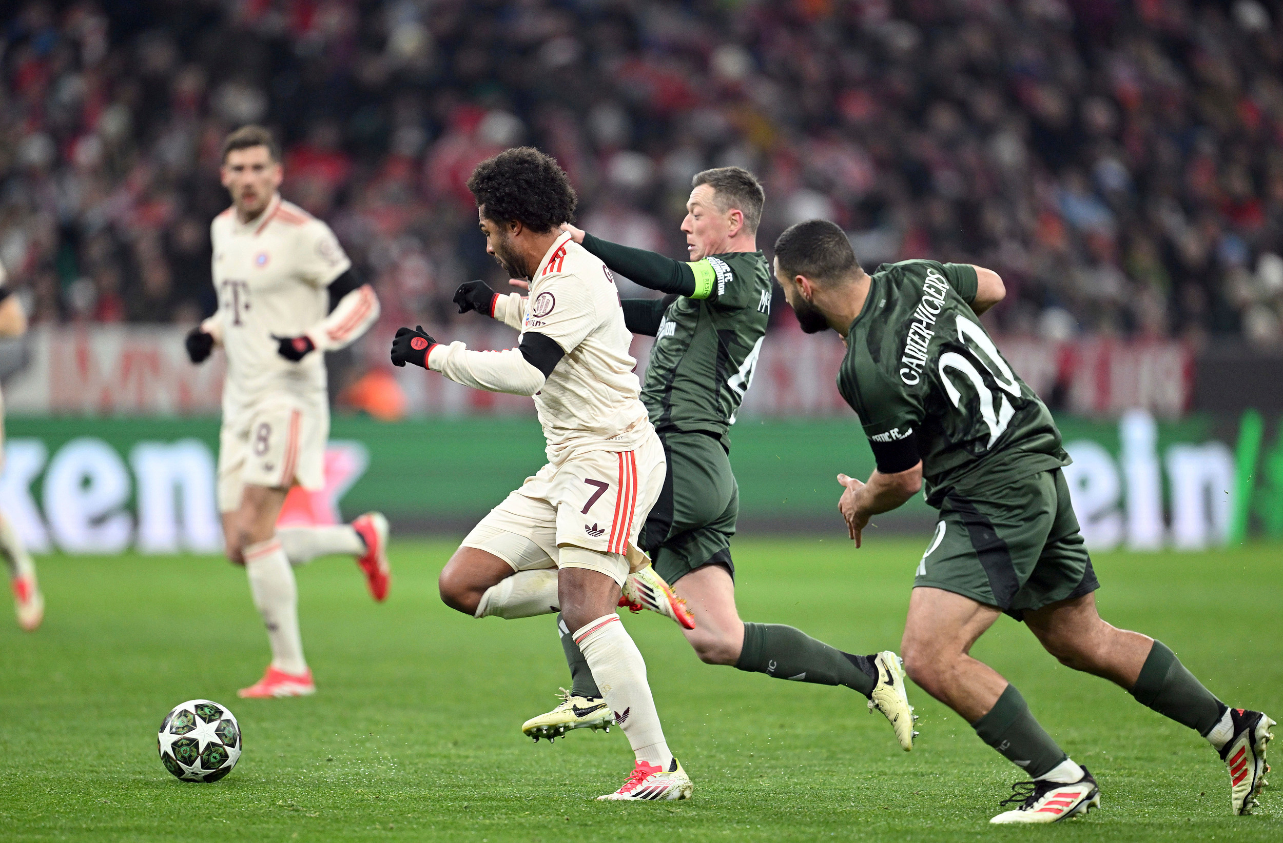 阿拉维斯中场送出绝杀，帮助球队夺得胜利