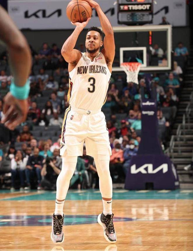 国王碾压鹈鹕，麦科勒姆绝境逆转