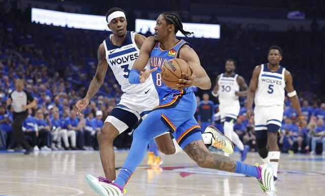 篮球球队冲刺季后赛的惊艳表现