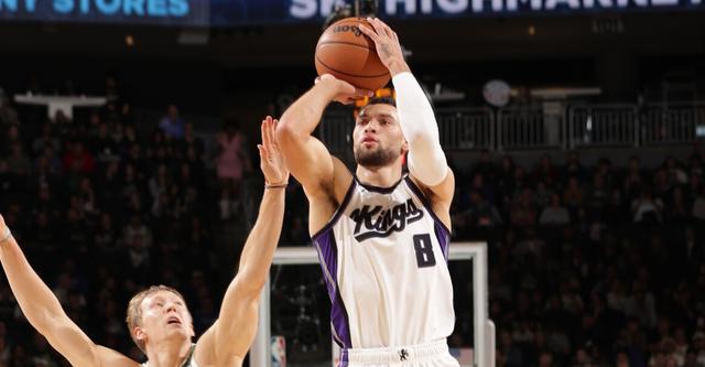 猛龙横扫雄鹿,拉文统治全场 猛龙横扫雄鹿,拉文统治全场