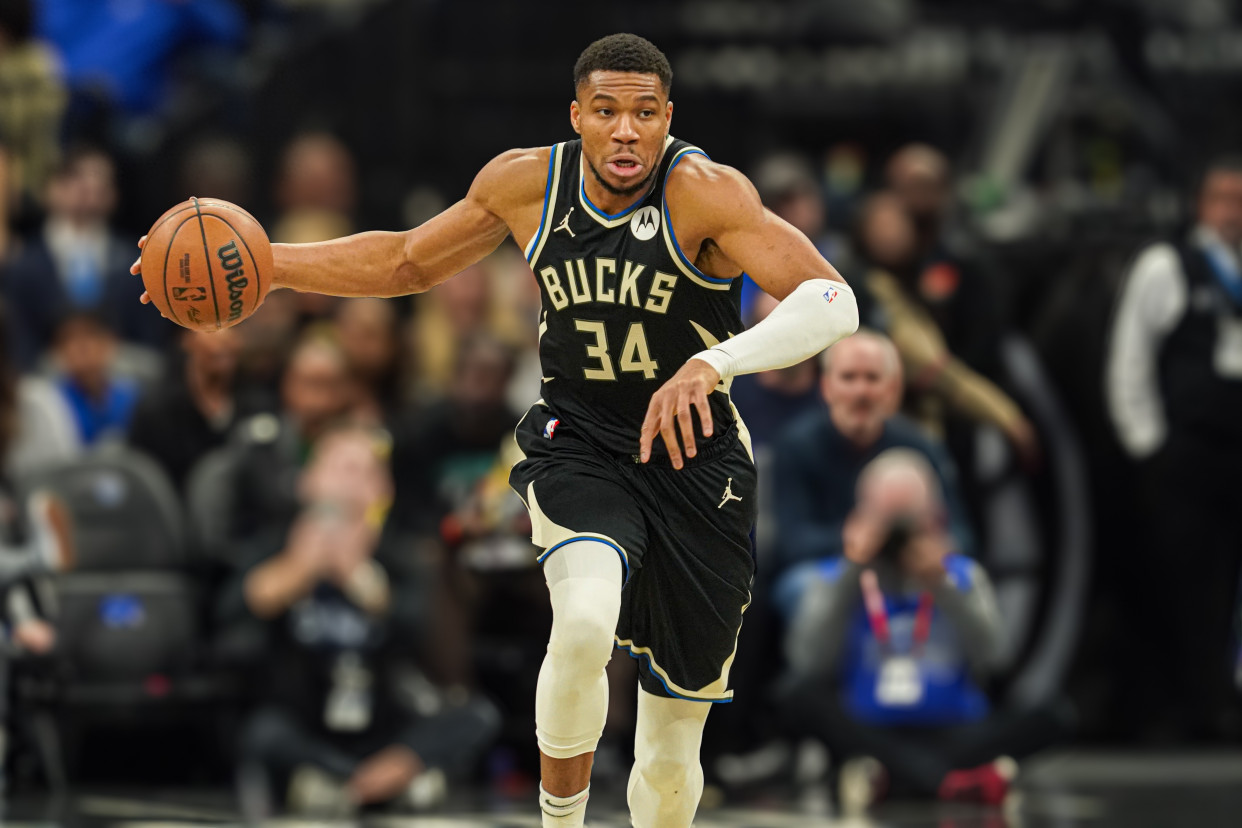 猛龙横扫雄鹿,拉文统治全场 猛龙横扫雄鹿,拉文统治全场