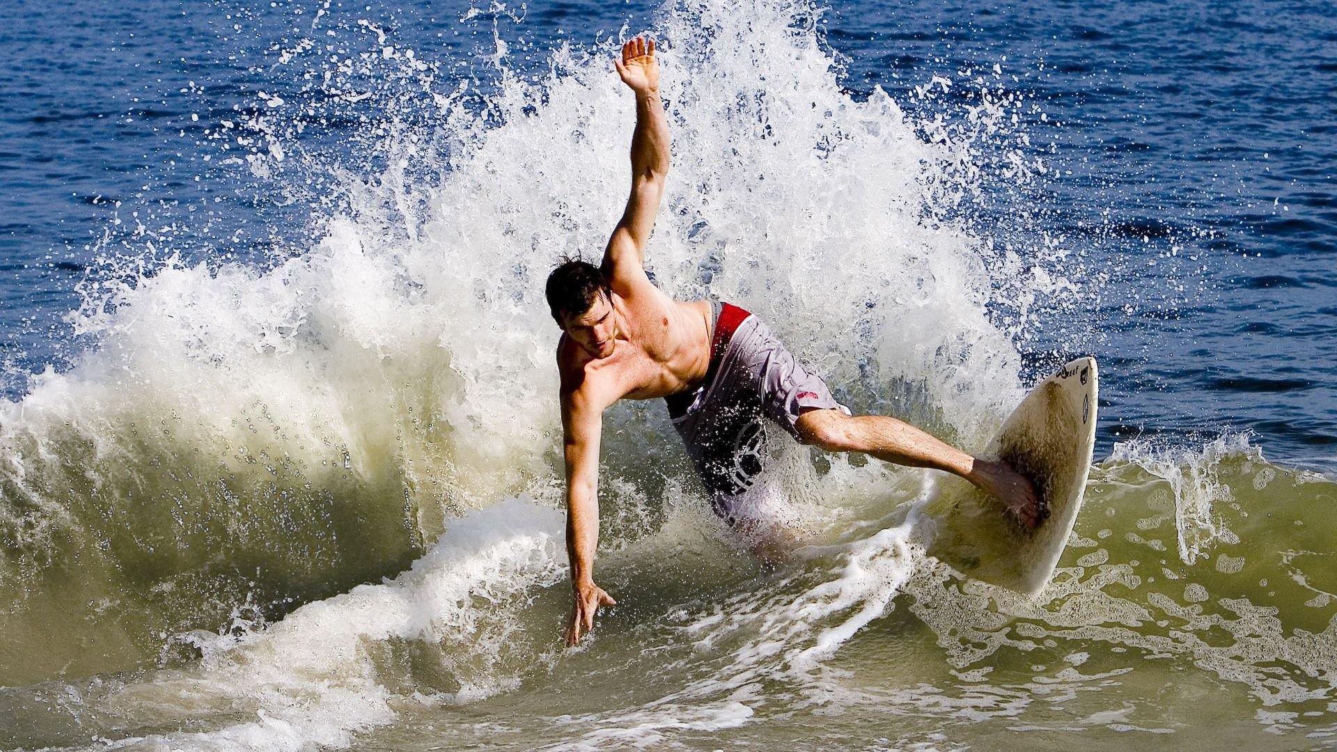 当国王戴上头盔，福克斯在F1式争冠战中强势接管，鹈鹕成赛道背景板